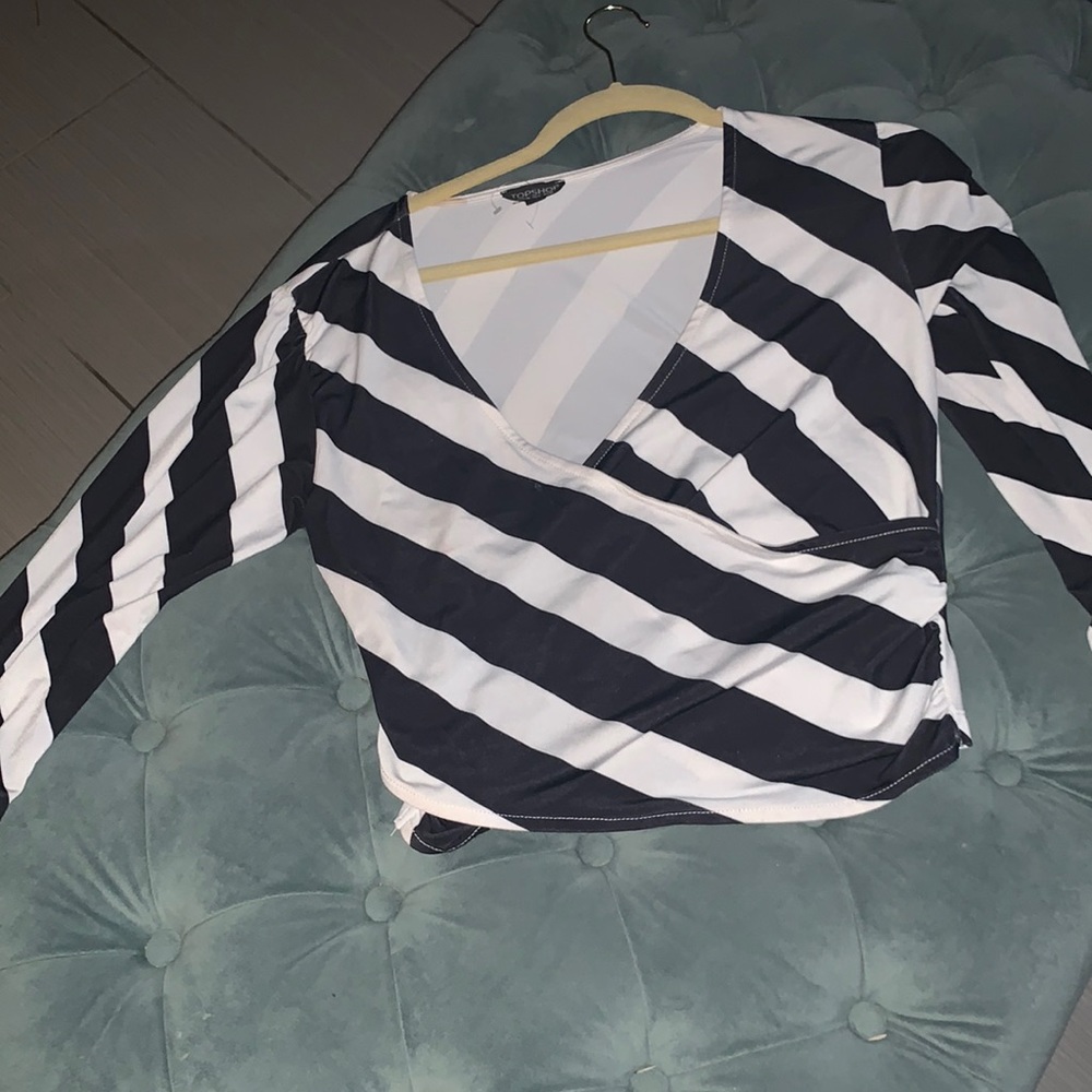 TOPSHOP NWOT size 6 cropped black and white sexy blouse.